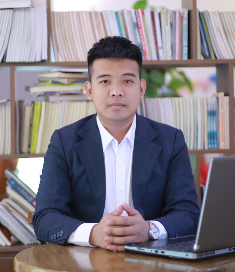 Thạc sĩ Cù Chí Hùng trực tiếp hướng dẫn học viên luyện thi cấp tốc