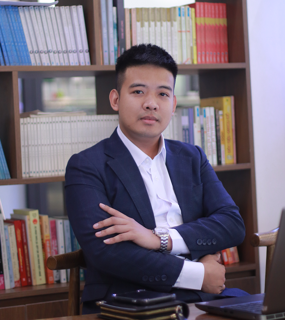 Thạc sĩ Cù Chí Hùng – người sáng lập mô hình luyện thi APTIS thực chiến tại Hùng Gia Edu