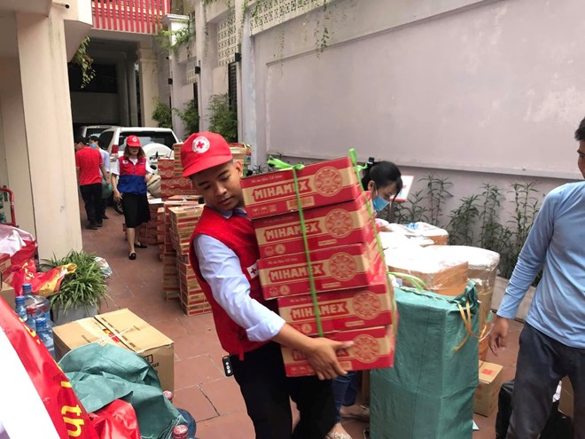 Anh Cù Chí Hùng trực tiếp tham gia bốc xếp hàng hóa thiện nguyện.
