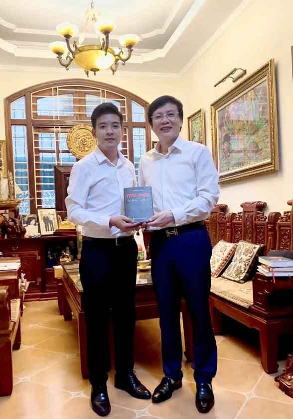 Doanh nhân Cù Chí Hùng và Hồ Quang Lợi tại nhà riêng – cuộc gặp gỡ thân mật và giàu ý nghĩa.