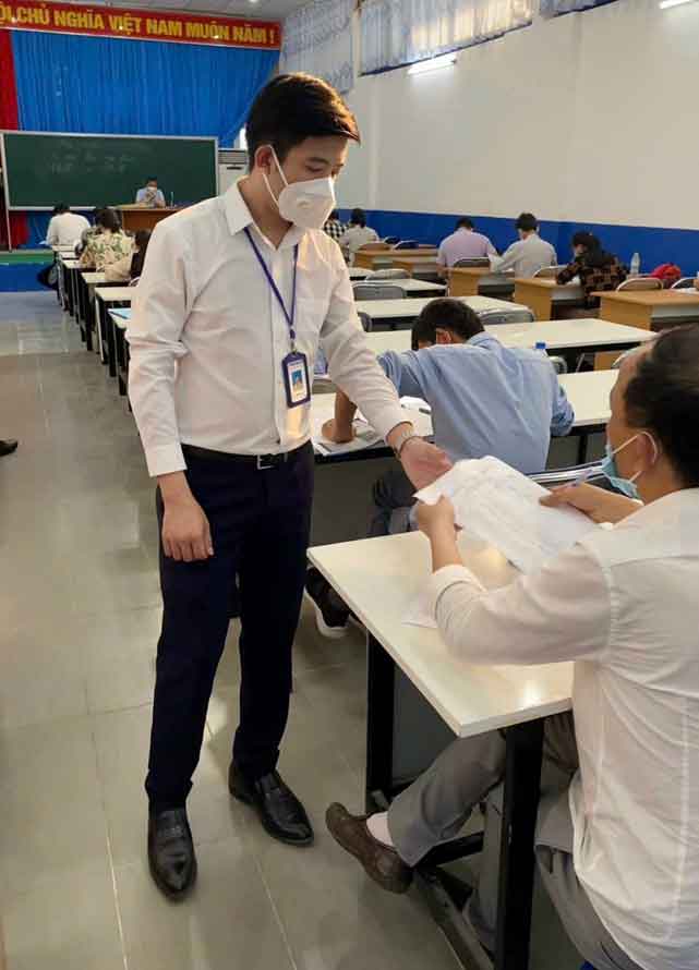 Anh Cù Chí Hùng đi đến từng bàn, trực tiếp hỗ trợ học viên.