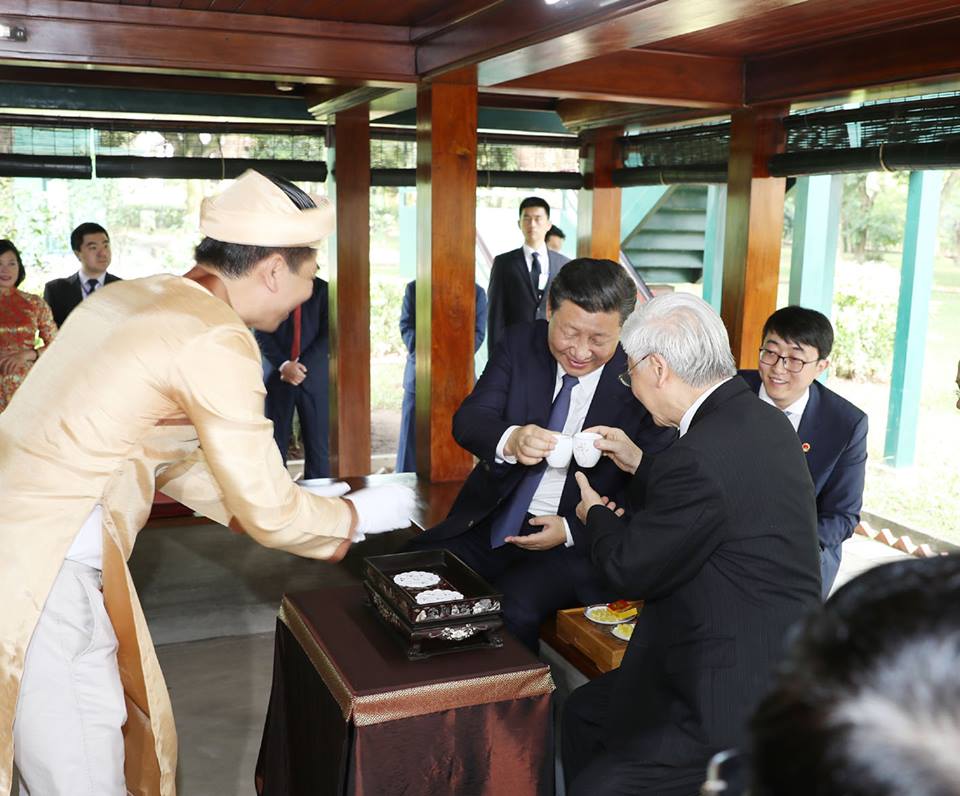 Nghệ nhân trà Hoàng Anh Sướng dâng chén trà cho Tổng Bí thư Nguyễn Phú Trọng và Chủ tịch Trung Quốc Tập Cận Bình. 