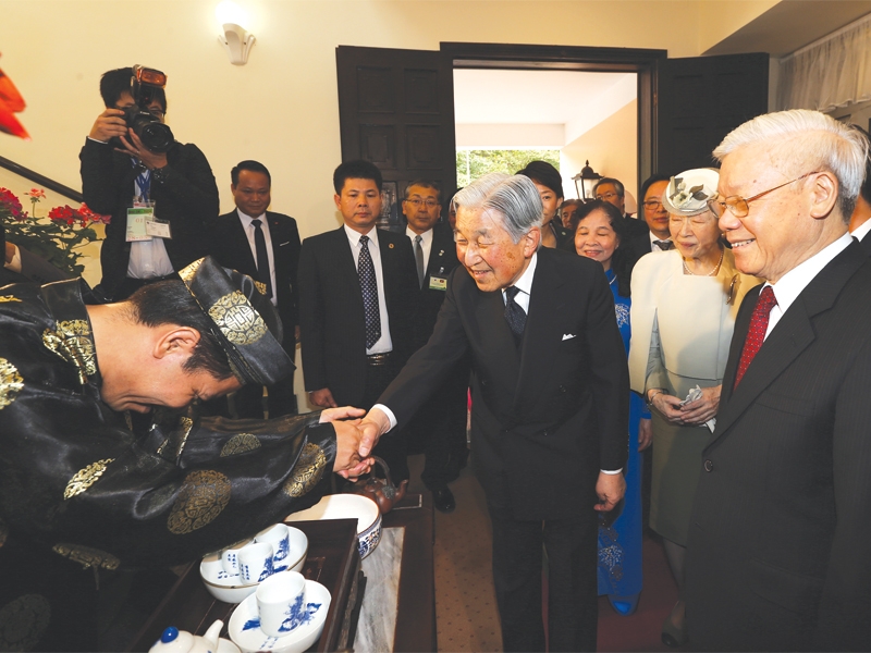 Hoàng Anh Sướng vinh dự đón tiếp Nhật hoàng Akihito và Hoàng hậu Michiko trong dịp sang thăm Việt Nam. 