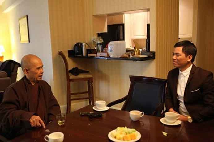 Hoàng Anh Sướng – học trò thân cận của thiền sư Thích Nhất Hạnh trong buổi trò chuyện sâu lắng về trà đạo và thiền tập. 