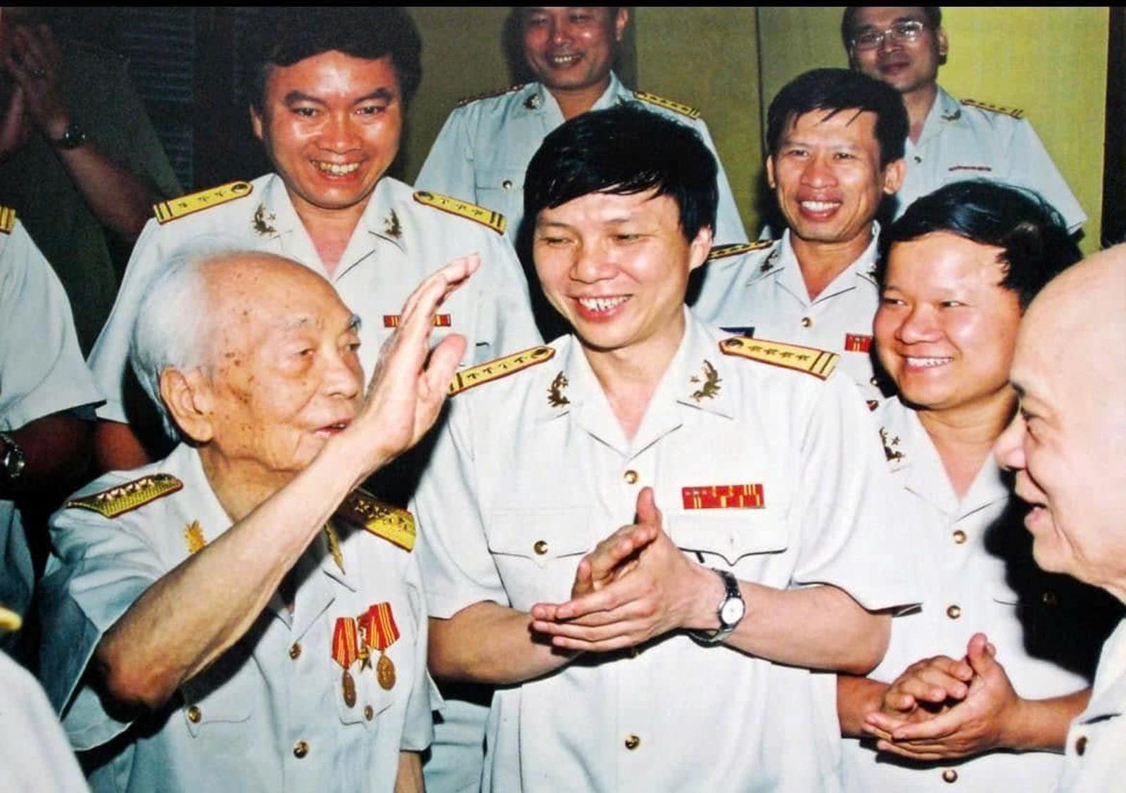 Nhà báo Hồ Quang Lợi trong một lần làm việc cùng Đại tướng Võ Nguyên Giáp