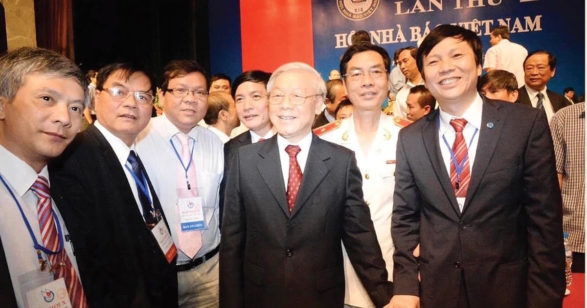 Nhà báo Hồ Quang Lợi thân mật nắm tay Tổng Bí thư Nguyễn Phú Trọng tại một sự kiện trọng đại – khẳng định uy tín và vị thế trong làng báo chí Việt Nam.