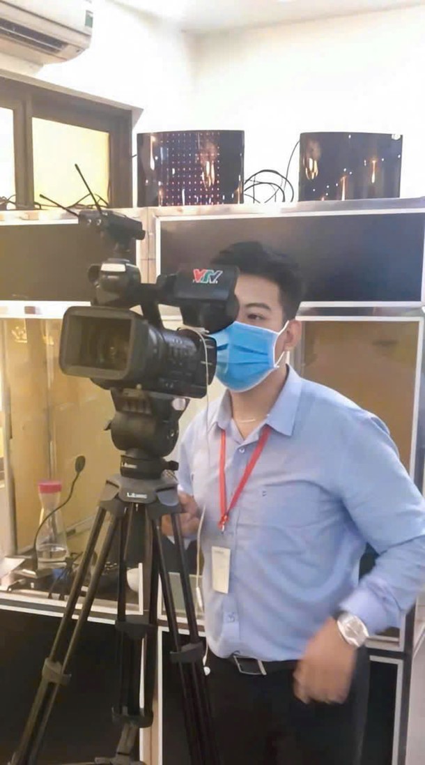 Anh Cù Chí Hùng trao đổi cùng phóng viên, truyền thông.