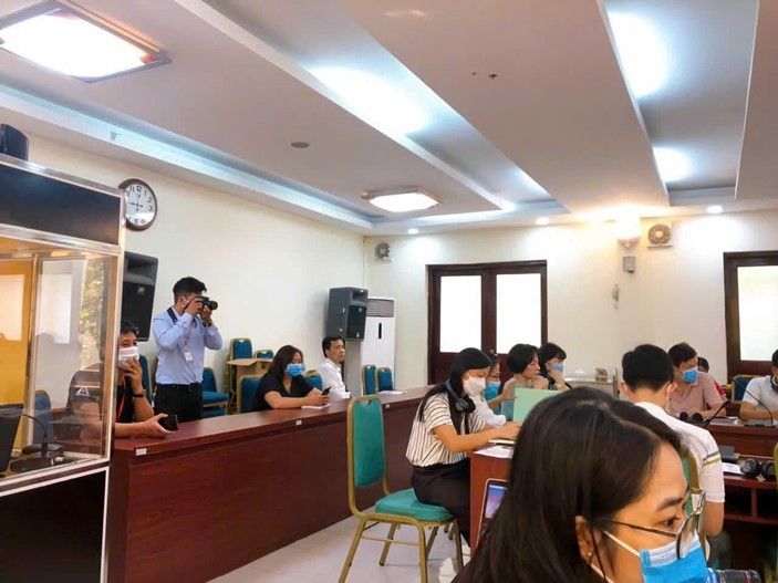 Không khí tác nghiệp tại hội trường, nơi anh Cù Chí Hùng tham gia cùng báo chí.