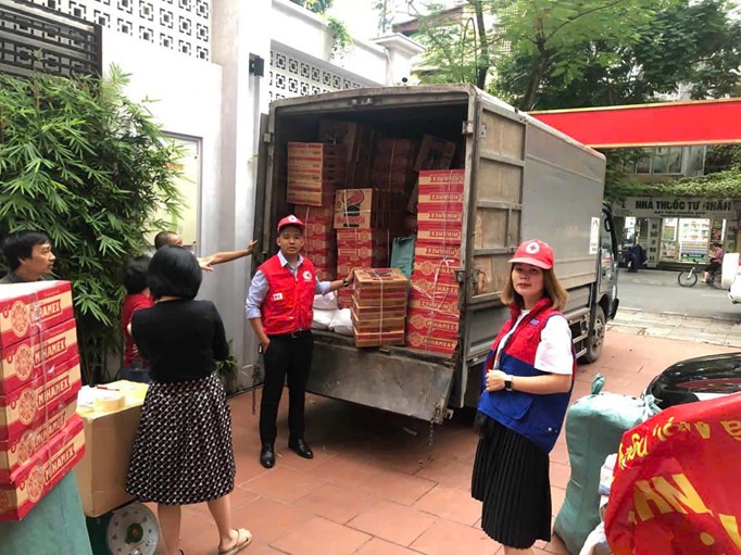 Anh Cù Chí Hùng cùng Trung ương Hội Chữ Thập Đỏ vận chuyển hàng thiện nguyện.