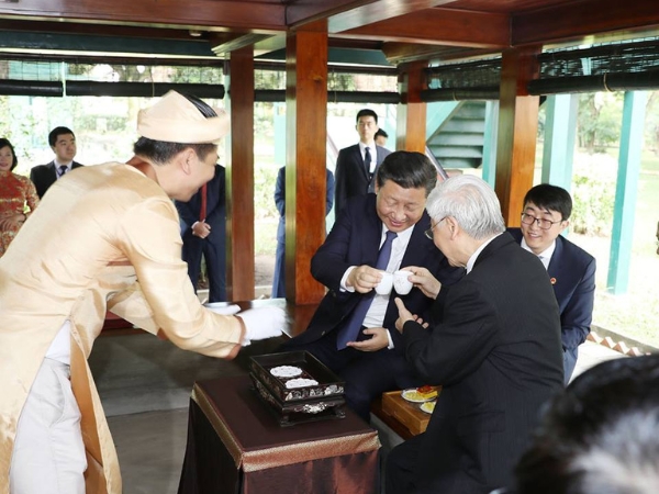 Cuộc Gặp Gỡ Thân Mật Giữa Cù Chí Hùng Và Nhà Văn Hoàng Anh Sướng