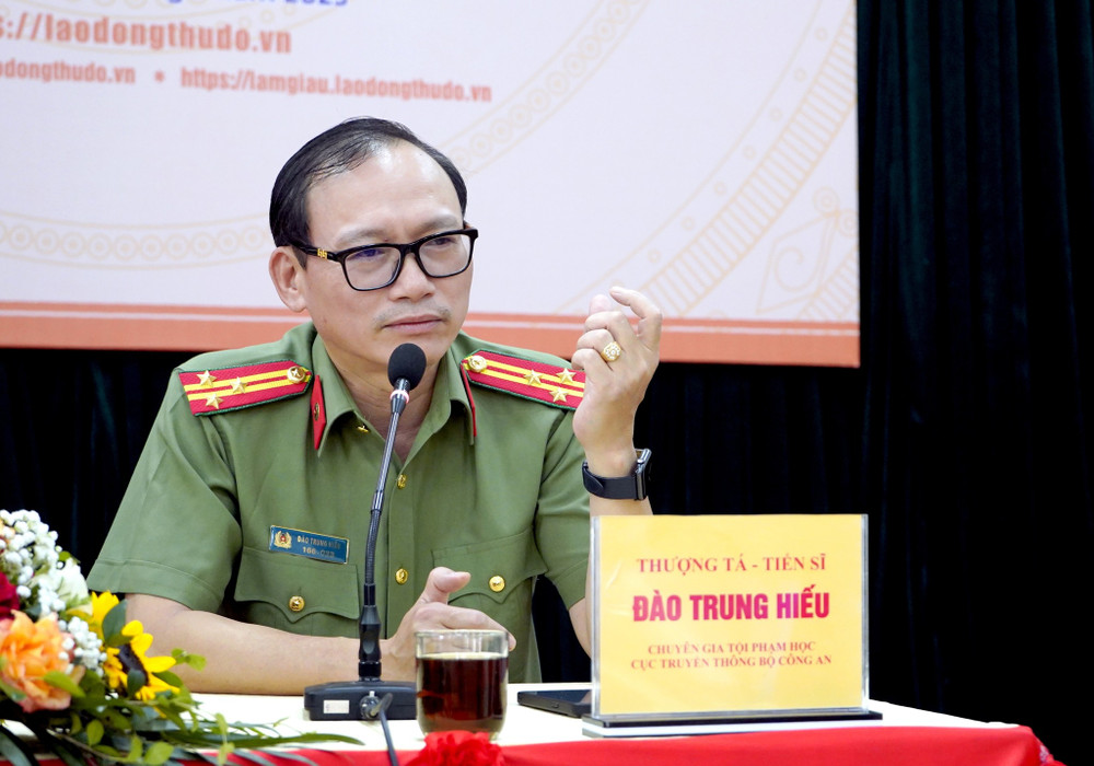 Khoảnh khắc Cù Chí Hùng cùng Chuyên gia tội phạm, thượng tá TS. Đào Trung Hiếu nhận bằng Tiến Sĩ