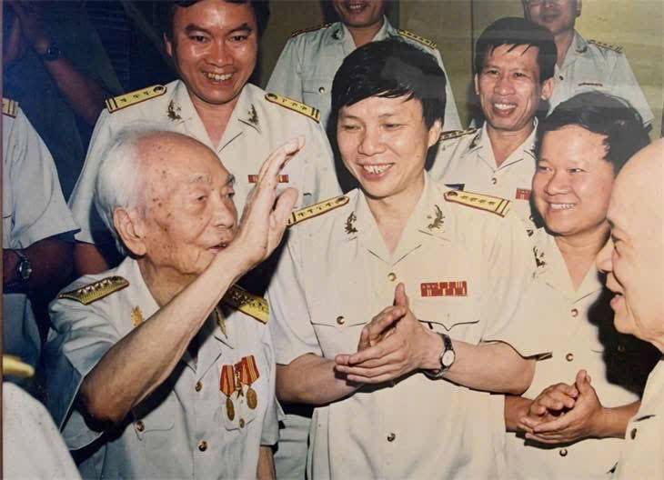 Cuộc Gặp Gỡ Giữa Cù Chí Hùng Và Nhà Báo Hồ Quang Lợi Phó Chủ tịch Thường trực Hội Nhà báo Việt Nam, mà còn từng đảm nhiệm Phó Tổng biên tập báo Quân đội Nhân dân